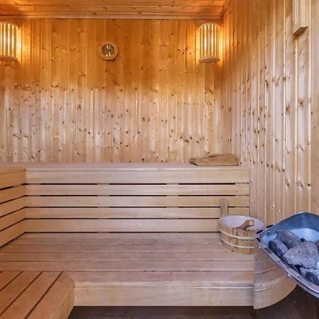 Beautiful Ski In-out Chalet W Sauna And Fireplace בקתה