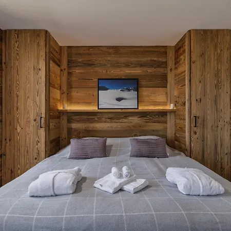Beautiful Ski In-out Chalet W Sauna And Fireplace בקתה