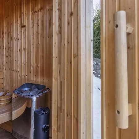Beautiful Ski In-out Chalet W Sauna And Fireplace לה צומאז