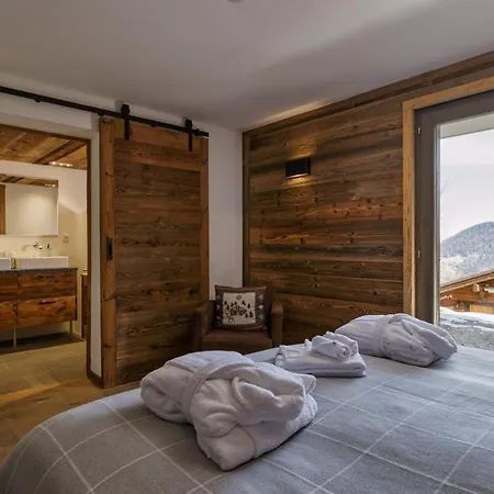 Beautiful Ski In-out Chalet W Sauna And Fireplace בקתה