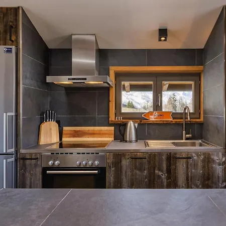 Beautiful Ski In-out Chalet W Sauna And Fireplace בקתה
